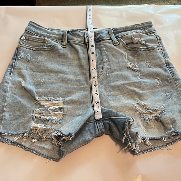 Judy Blue Light Wash High Rise Shorts Size L - Picture 6 of 16